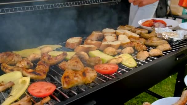 バーベキュー肉や野菜がグリルで揚げられています 選択的フォーカス 食べ物 — ストック動画