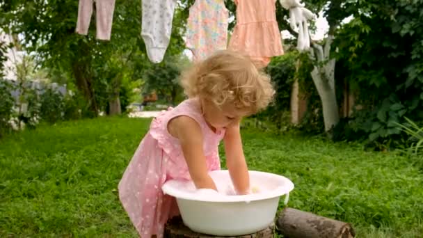 Παιδί Πλένει Ρούχα Στον Κήπο Επιλεκτική Εστίαση Παιδί — Αρχείο Βίντεο