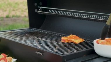 Izgarada ızgara et ve sebze kızartılır. Seçici odaklanma. Yiyecek..