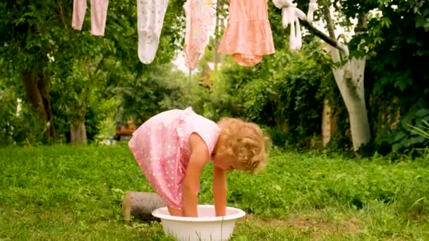 Het Kind Wast Kleren Tuin Selectieve Focus Jongen — Stockvideo