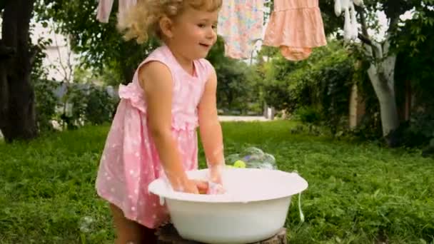 Criança Está Lavando Roupas Jardim Foco Seletivo Miúdo — Vídeo de Stock