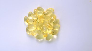 Şeffaf vitamin kapsülleri. Seçici odaklanma. Doğa.