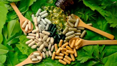 Homeopati tablet ve kapsüller bırakır. Seçici odaklanma. Doğa.