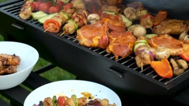 Izgarada ızgara et ve sebze kızartılır. Seçici odaklanma. Yiyecek..