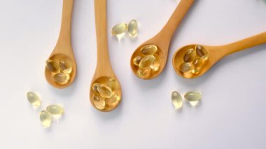 Şeffaf vitamin kapsülleri. Seçici odaklanma. Doğa.