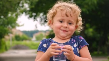 Çocuk bardaktan su içiyor. Seçici odaklanma. Çocuk.