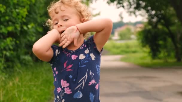 Ребенок Играет Корчит Рожи Парке Выборочный Фокус Kid — стоковое видео