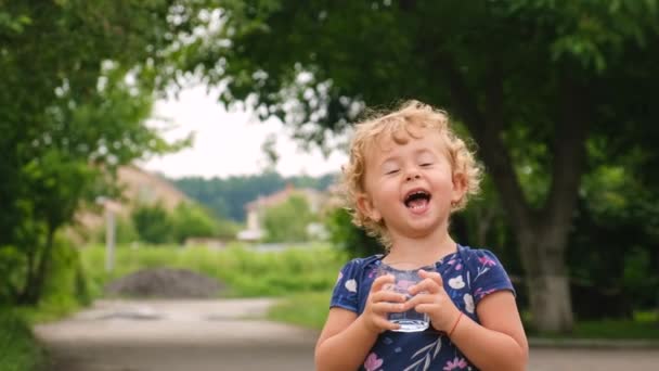 Criança Bebe Água Copo Foco Seletivo Miúdo — Vídeo de Stock