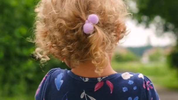 Enfant Boit Eau Dans Verre Concentration Sélective Enfant — Video
