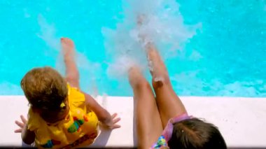 Çocuk havuzda yüzer. Seçici odaklanma. Çocuk.