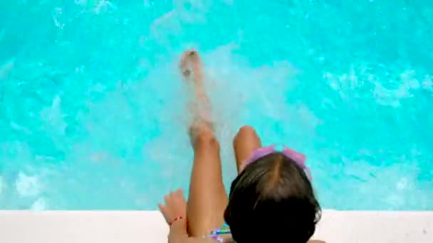Das Kind Schwimmt Pool Selektiver Fokus Kind — Stockvideo