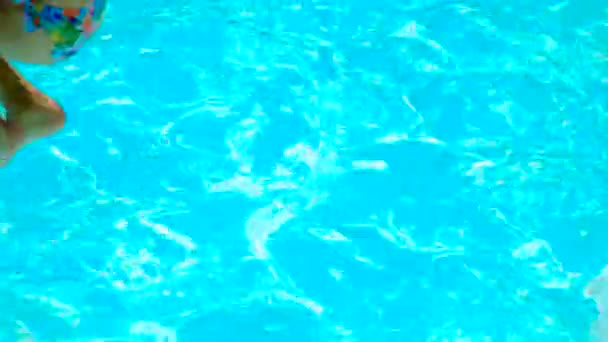 Das Kind Schwimmt Pool Selektiver Fokus Kind — Stockvideo