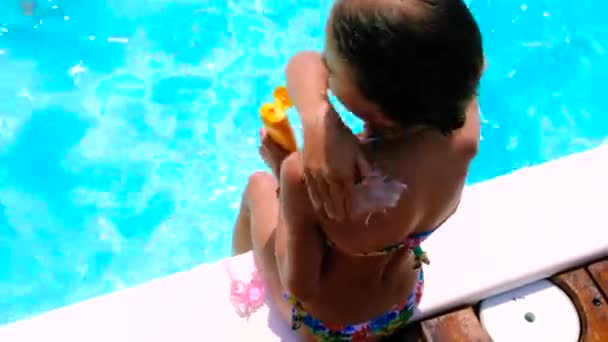 Das Kind Schmiert Sich Sonnencreme Auf Den Rücken Selektiver Fokus — Stockvideo