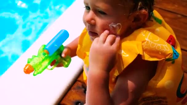 Barnet Sätter Solkräm Ansiktet Selektivt Fokus Grabben — Stockvideo
