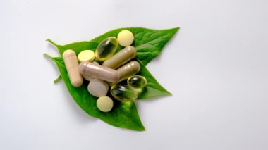 Homeopati tablet ve kapsüller bırakır. Seçici odaklanma. Doğa.