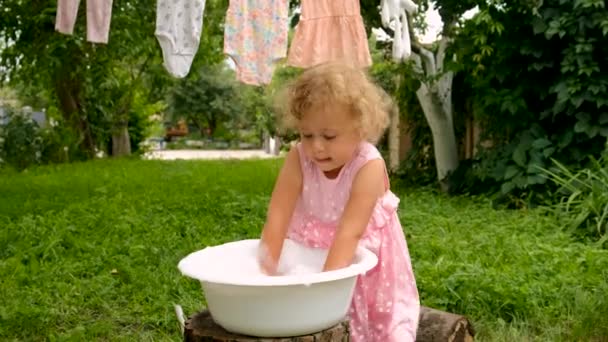 아이는 정원에서 빨래를 있습니다 선택적 집중입니다 어린이 — 비디오