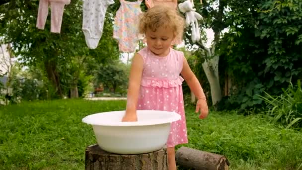 Çocuk Bahçede Çamaşır Yıkıyor Seçici Odaklanma Çocuk — Stok video