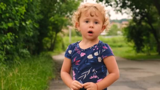 Uma Criança Brinca Faz Caretas Parque Foco Seletivo Miúdo — Vídeo de Stock