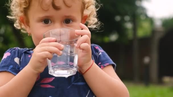 Дитина Воду Склянки Вибірковий Фокус Хлопчик — стокове відео