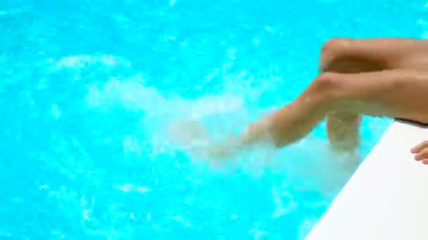 Παιδί Κολυμπάει Στην Πισίνα Επιλεκτική Εστίαση Παιδί — Αρχείο Βίντεο