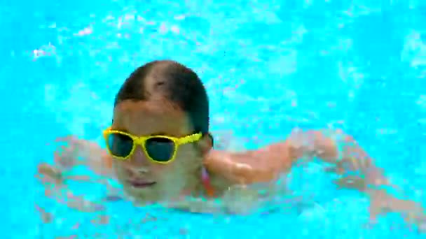 Çocuk Havuzda Yüzer Seçici Odaklanma Çocuk — Stok video