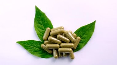 Homeopati tablet ve kapsüller bırakır. Seçici odaklanma. Doğa.