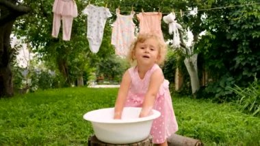 Çocuk bahçede çamaşır yıkıyor. Seçici odaklanma. Çocuk.