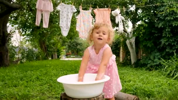 Dziecko Myje Ubrania Ogrodzie Wybiórcze Skupienie Dzieciaku — Wideo stockowe