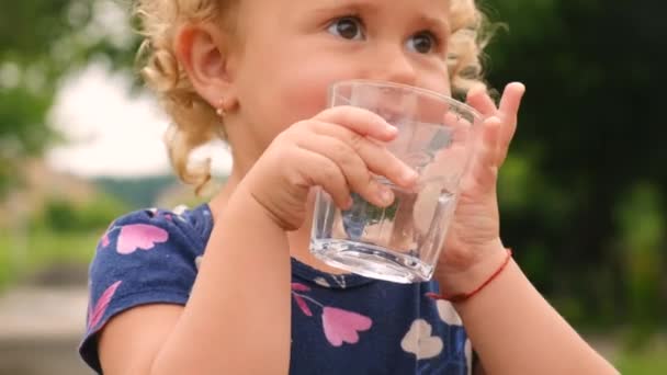 Dítě Pije Vodu Sklenice Selektivní Soustředění Kluk — Stock video