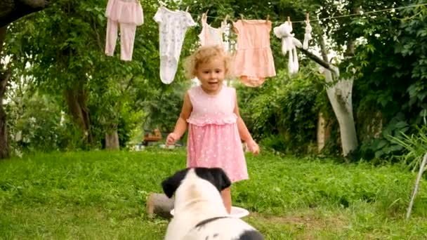 子供は庭で服を洗っている 選択的フォーカス キッド — ストック動画