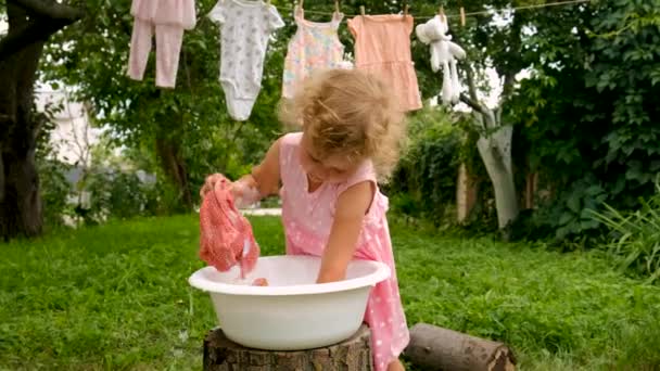 Dziecko Myje Ubrania Ogrodzie Wybiórcze Skupienie Dzieciaku — Wideo stockowe