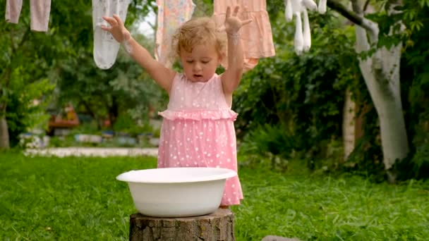 Criança Está Lavando Roupas Jardim Foco Seletivo Miúdo — Vídeo de Stock