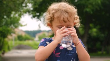 Çocuk bardaktan su içiyor. Seçici odaklanma. Çocuk.