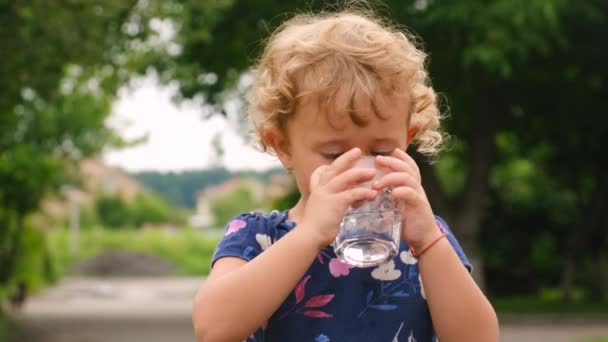 Bambino Beve Acqua Bicchiere Concentrazione Selettiva Ragazzo — Video Stock
