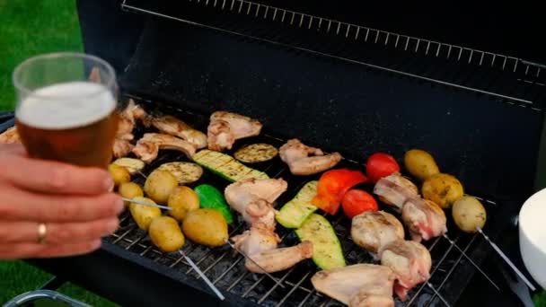 Barbecue Meat Vegetables Fried Grill Hands Beer Selective Focus Food — Stock Video