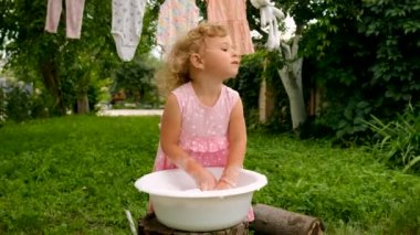 Çocuk bahçede çamaşır yıkıyor. Seçici odaklanma. Çocuk.