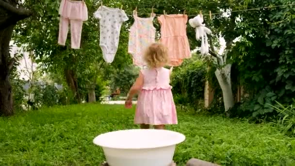 Dítě Prá Prádlo Zahradě Selektivní Soustředění Kluk — Stock video