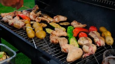 Izgarada ızgara et ve sebze kızartılır. Seçici odaklanma. Yiyecek..