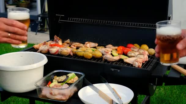 Barbecue Meat Vegetables Fried Grill Hands Beer Selective Focus Food — Video