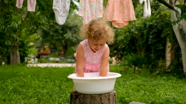 Het Kind Wast Kleren Tuin Selectieve Focus Jongen — Stockvideo