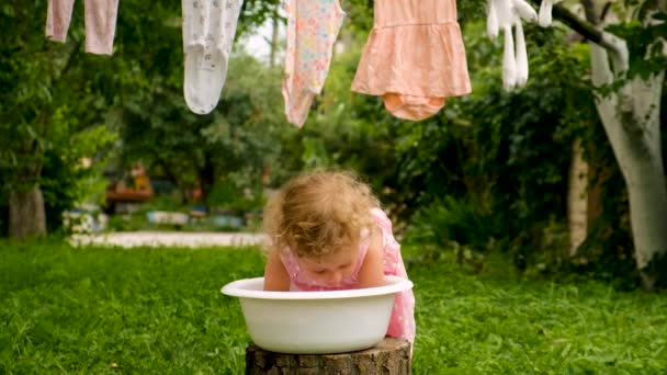 Das Kind Wäscht Garten Wäsche Selektiver Fokus Kind — Stockvideo