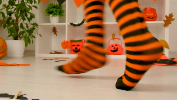 子供たちは休日のハロウィーンの足を踊ります 選択的な焦点 キッド キッド — ストック動画