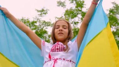Nakışlı gömlek giymiş bir çocuk. Ukrayna vatanseverleri. Seçici odaklanma. Çocuk.