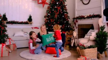 Evde aile Noel ağacı. Seçici odaklanma. Mutlu.