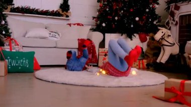 Çocuklar Noel ağacı evde. Seçici odaklanma. Çocuk.
