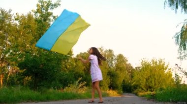 Üzerinde Ukrayna bayrağı olan nakışlı gömlekli bir çocuk. Seçici odaklanma. Doğa.