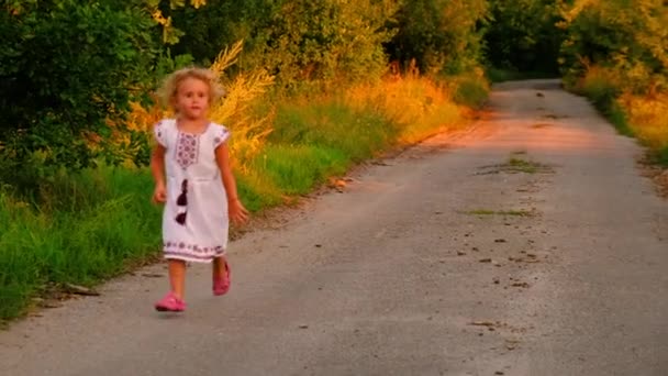 田里穿绣花衬衫的孩子 有选择的重点 — 图库视频影像