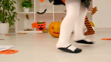 Çocuklar bayram bacakları dansı yapar. Seçici odaklanma. Çocuk.