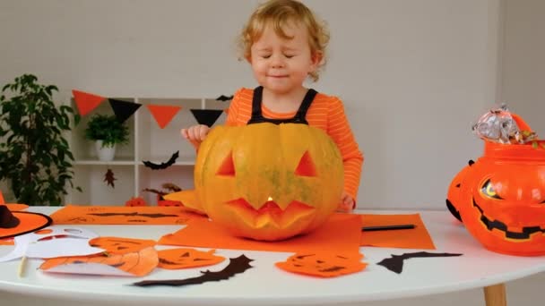 Halloween Świąteczne Dziecko Dynia Wybiórcze Skupienie Szczęśliwy — Wideo stockowe