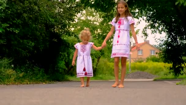 Dzieci Vyshyvanka Patriotami Ukrainy Wybiórcze Skupienie Przyroda — Wideo stockowe